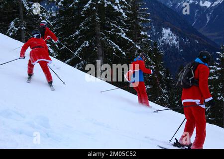 Verbier, Schweiz. 3.. Dezember 2022. Die Wintersaison wird offiziell im Skigebiet Verbier 4Vallées eröffnet. Wie es Tradition ist, verkleiden sich Tausende von Skifahrern und Snowboardern als St. Nicholas oder Santa Claus und Sie erhalten einen Rabatt auf die Skipisten für den Tag. Kredit: Aldercy Carling/Alamy Live News Stockfoto