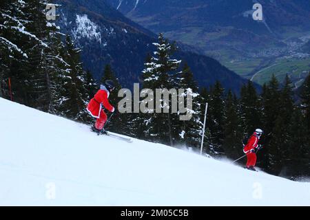 Verbier, Schweiz. 3.. Dezember 2022. Die Wintersaison wird offiziell im Skigebiet Verbier 4Vallées eröffnet. Wie es Tradition ist, verkleiden sich Tausende von Skifahrern und Snowboardern als St. Nicholas oder Santa Claus und Sie erhalten einen Rabatt auf die Skipisten für den Tag. Kredit: Aldercy Carling/Alamy Live News Stockfoto