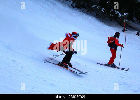 Verbier, Schweiz. 3.. Dezember 2022. Die Wintersaison wird offiziell im Skigebiet Verbier 4Vallées eröffnet. Wie es Tradition ist, verkleiden sich Tausende von Skifahrern und Snowboardern als St. Nicholas oder Santa Claus und Sie erhalten einen Rabatt auf die Skipisten für den Tag. Kredit: Aldercy Carling/Alamy Live News Stockfoto