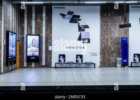 Werbung auf der U-Bahn-Plattform - die Sitze werden in Smartphones mit einem riesigen Banner auf der Rückseite umgewandelt | La publicite s'Impose sur les quais des Metro Stockfoto