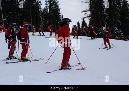 Verbier, Schweiz. 3.. Dezember 2022. Die Wintersaison wird offiziell im Skigebiet Verbier 4Vallées eröffnet. Wie es Tradition ist, verkleiden sich Tausende von Skifahrern und Snowboardern als St. Nicholas oder Santa Claus und Sie erhalten einen Rabatt auf die Skipisten für den Tag. Kredit: Aldercy Carling/Alamy Live News Stockfoto