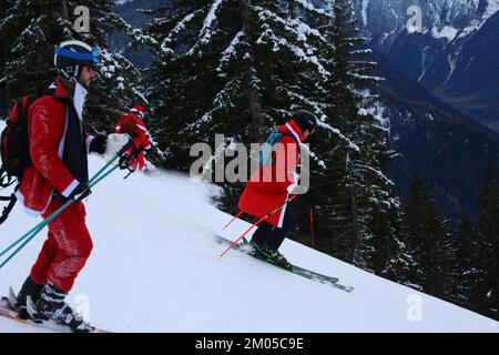 Verbier, Schweiz. 3.. Dezember 2022. Die Wintersaison wird offiziell im Skigebiet Verbier 4Vallées eröffnet. Wie es Tradition ist, verkleiden sich Tausende von Skifahrern und Snowboardern als St. Nicholas oder Santa Claus und Sie erhalten einen Rabatt auf die Skipisten für den Tag. Kredit: Aldercy Carling/Alamy Live News Stockfoto