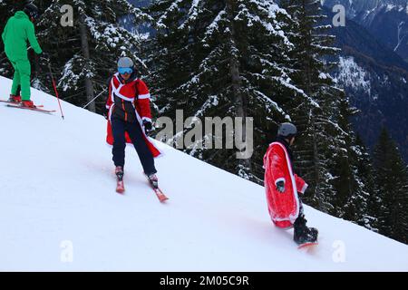 Verbier, Schweiz. 3.. Dezember 2022. Die Wintersaison wird offiziell im Skigebiet Verbier 4Vallées eröffnet. Wie es Tradition ist, verkleiden sich Tausende von Skifahrern und Snowboardern als St. Nicholas oder Santa Claus und Sie erhalten einen Rabatt auf die Skipisten für den Tag. Kredit: Aldercy Carling/Alamy Live News Stockfoto