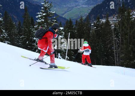 Verbier, Schweiz. 3.. Dezember 2022. Die Wintersaison wird offiziell im Skigebiet Verbier 4Vallées eröffnet. Wie es Tradition ist, verkleiden sich Tausende von Skifahrern und Snowboardern als St. Nicholas oder Santa Claus und Sie erhalten einen Rabatt auf die Skipisten für den Tag. Kredit: Aldercy Carling/Alamy Live News Stockfoto