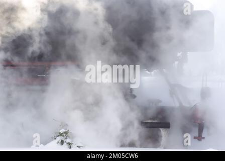 Eine Dampflokomotive, die vollständig in Dampf geschwungen ist. Stockfoto