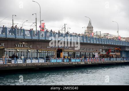 Istanbul. Türkei -03. Dezember 2022: Die Restaurants auf der Galata-Brücke und die Fischer darauf Stockfoto