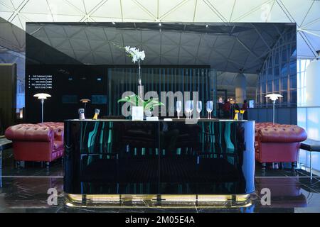 Eine Champagnerbar im Flügel - First Class Lounge of Cathay Pacific (CX), Hong Kong HKG International Airport CN Stockfoto