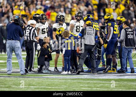 Indianapolis, Indiana, USA. 03.. Dezember 2022. Vor dem NCAA-Fußballspiel werfen die Münzen zwischen den Purdue Boilermakers und den Michigan Wolverines im Lucas Oil Stadium in Indianapolis, Indiana. Michigan besiegte Purdue 43-22. John Mersits/CSM/Alamy Live News Stockfoto