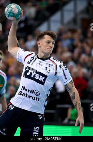 Leipzig, Deutschland. 04.. Dezember 2022. Handball: Bundesliga, SC DHfK Leipzig - SG Flensburg-Handewitt, Matchday 15, Arena Leipzig. Flensburgs Emil Jakobsen in Aktion. Kredit: Hendrik Schmidt/dpa/Alamy Live News Stockfoto