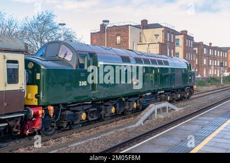 Derby, Vereinigtes Königreich, Dezember 3 2022: Klassische Lokomotive der Klasse 40 am Bahnhof Derby in einem Charterzug nach Newcastle. Stockfoto