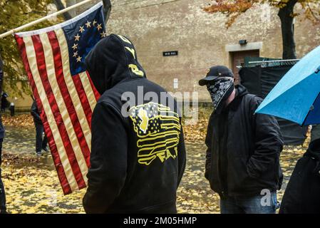 New York, New York, USA. 2.. Dezember 2022. Proud Boys protestieren gegen eine Drag Queen Story Hour im Children's Museum im Stadtteil Staten Island in New York City, New York, USA 29. September 2020. Drag Queen Story Hour soll Kindern etwas über Inklusivität beibringen, aber Demonstranten behaupten, es sei eine Grooming-Veranstaltung. (Kreditbild: © Stephanie Keith/ZUMA Press Wire) Stockfoto