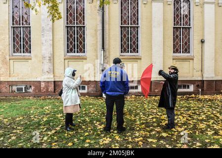 New York, New York, USA. 2.. Dezember 2022. Im Children's Museum im Stadtteil Staten Island in New York City, New York, USA, protestiert man gegen eine Drag-Queen-Story 29. September 2020. Drag Queen Story Hour soll Kindern etwas über Inklusivität beibringen, aber Demonstranten behaupten, es sei eine Grooming-Veranstaltung. (Kreditbild: © Stephanie Keith/ZUMA Press Wire) Stockfoto