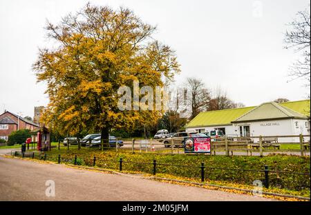 Der Herbst kommt nach East Budleigh. Das Village Hall. Stockfoto