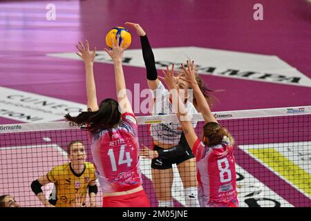 Pala Ubi Banca, Cuneo, Italien, 04. Dezember 2022, Lara Caravello (Bosca Cuneo)&#XA; - Dana Rettke (Vero Volley Milano) - Kuznetsova Sofya (Bosca Cuneo)&#XA; - Orro Alessia (Vero Volley Milano) während des Spiels Cuneo Granda Volley vs Vero Volley Milano - Volleyball Italian Serie A1 Women Stockfoto