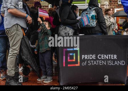 New York, New York, USA. 2.. Dezember 2022. Ein Kind hält eine Flagge, wenn die Menschen gegen eine Drag Queen Story Hour im Children's Museum im Stadtteil Staten Island in New York City, New York, USA protestieren 29. September 2020. Drag Queen Story Hour soll Kindern etwas über Inklusivität beibringen, aber Demonstranten behaupten, es sei eine Grooming-Veranstaltung. (Kreditbild: © Stephanie Keith/ZUMA Press Wire) Stockfoto