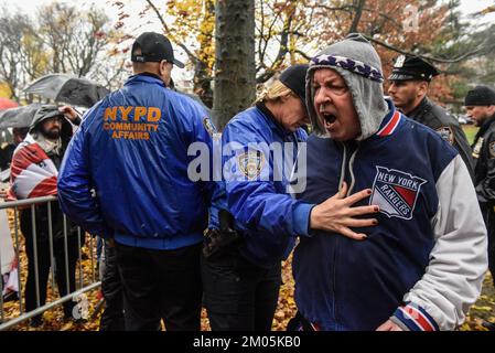New York, New York, USA. 2.. Dezember 2022. Im Children's Museum im Stadtteil Staten Island in New York City, New York, USA, protestiert man gegen eine Drag-Queen-Story 29. September 2020. Drag Queen Story Hour soll Kindern etwas über Inklusivität beibringen, aber Demonstranten behaupten, es sei eine Grooming-Veranstaltung. (Kreditbild: © Stephanie Keith/ZUMA Press Wire) Stockfoto