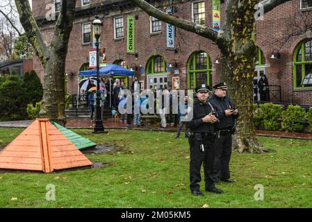 New York, New York, USA. 2.. Dezember 2022. Im Children's Museum im Stadtteil Staten Island in New York City, New York, USA, protestiert die Polizei gegen eine Drag-Queen-Story 29. September 2020. Drag Queen Story Hour soll Kindern etwas über Inklusivität beibringen, aber Demonstranten behaupten, es sei eine Grooming-Veranstaltung. (Kreditbild: © Stephanie Keith/ZUMA Press Wire) Stockfoto