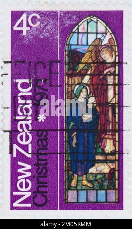 Phtoto einer neuseeländischen Briefmarke Verkündigung Buntglas St. Luke Church, 1971. Weihnachtsserie Stockfoto