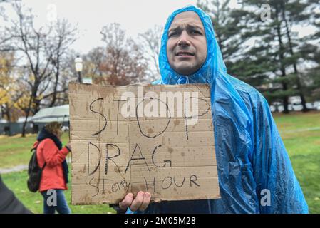 New York, New York, USA. 2.. Dezember 2022. Im Children's Museum im Stadtteil Staten Island in New York City, New York, USA, protestiert man gegen eine Drag-Queen-Story 29. September 2020. Drag Queen Story Hour soll Kindern etwas über Inklusivität beibringen, aber Demonstranten behaupten, es sei eine Grooming-Veranstaltung. (Kreditbild: © Stephanie Keith/ZUMA Press Wire) Stockfoto