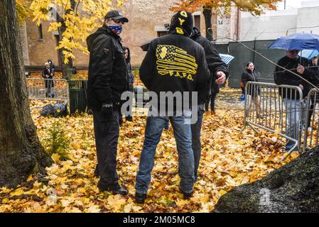 New York, New York, USA. 2.. Dezember 2022. Proud Boys protestieren gegen eine Drag Queen Story Hour im Children's Museum im Stadtteil Staten Island in New York City, New York, USA 29. September 2020. Drag Queen Story Hour soll Kindern etwas über Inklusivität beibringen, aber Demonstranten behaupten, es sei eine Grooming-Veranstaltung. (Kreditbild: © Stephanie Keith/ZUMA Press Wire) Stockfoto