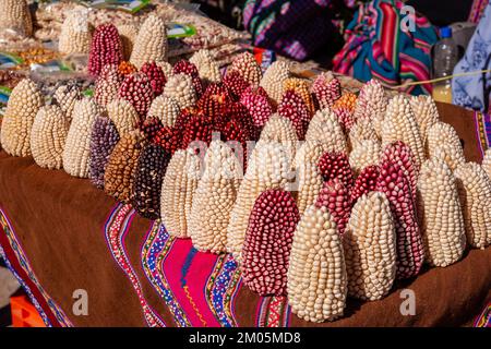 Mehrere traditionelle Maissorten auf einem peruanischen Marktplatz (Valle del Colca) Stockfoto