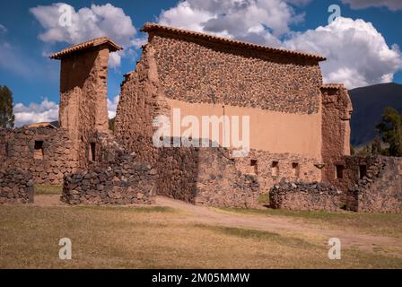 Große Mauer am Wiracocha-Tempel in Raqchi, archäologische Ausgrabungsstätte der Inka in Peru Stockfoto