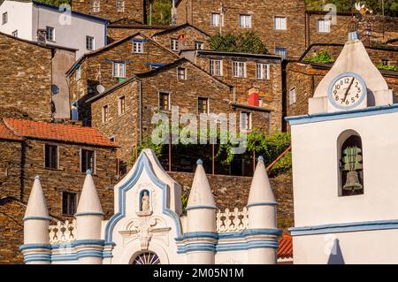 Kirche Nossa Senhora da Conceicao im historischen Dorf Piodão, Portugal Stockfoto