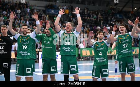 Leipzig, Deutschland. 04.. Dezember 2022. Handball: Bundesliga, SC DHfK Leipzig - SG Flensburg-Handewitt, Matchday 15, Arena Leipzig. Leipzigs Team feiert den knappen Sieg. Kredit: Hendrik Schmidt/dpa/Alamy Live News Stockfoto