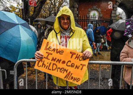 New York, New York, USA. 2.. Dezember 2022. Im Children's Museum im Stadtteil Staten Island in New York City, New York, USA, protestiert man gegen eine Drag-Queen-Story 29. September 2020. Drag Queen Story Hour soll Kindern etwas über Inklusivität beibringen, aber Demonstranten behaupten, es sei eine Grooming-Veranstaltung. (Kreditbild: © Stephanie Keith/ZUMA Press Wire) Stockfoto