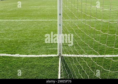 Nahaufnahme des Netzes eines leeren Fußballtors. Symmetrie auf dem Fußballfeld Stockfoto