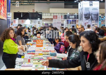 Istanbul, Türkei. 4. Dezember 2022: Nach dem Covid-19-Ausbruch in Beylikduzu, Istanbul Turkiye am 4. Dezember 2022, öffnete die Internationale Buchmesse Istanbul ihre Türen zum 39.. Mal im TUYAP Istanbul Fair and Congress Center. Organisiert von TUYAP, TUM FuarcÄ±lä±k YapÄ±m AS, in Zusammenarbeit mit der Vereinigung der türkischen Verleger, wird die Messe Buchrückgabe in die Stadt bis zum 11. Dezember fortgesetzt. (Kreditbild: © Tolga Ildun/ZUMA Press Wire) Kredit: ZUMA Press, Inc./Alamy Live News Stockfoto