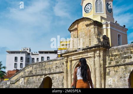 Eine nicht wiedererkennbare Erwachsene Frau, die allein in den Straßen von Cartagena, Kolumbien, spaziert Stockfoto