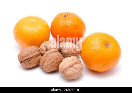 Walnüsse mit Mandarinenorangen oder Mandarinen, Citrus reticulata, isoliert auf weißem Hintergrund Stockfoto