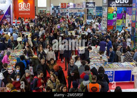 Istanbul, Türkei. 4. Dezember 2022: Nach dem Covid-19-Ausbruch in Beylikduzu, Istanbul Turkiye am 4. Dezember 2022, öffnete die Internationale Buchmesse Istanbul ihre Türen zum 39.. Mal im TUYAP Istanbul Fair and Congress Center. Organisiert von TUYAP, TUM FuarcÄ±lä±k YapÄ±m AS, in Zusammenarbeit mit der Vereinigung der türkischen Verleger, wird die Messe Buchrückgabe in die Stadt bis zum 11. Dezember fortgesetzt. (Kreditbild: © Tolga Ildun/ZUMA Press Wire) Kredit: ZUMA Press, Inc./Alamy Live News Stockfoto