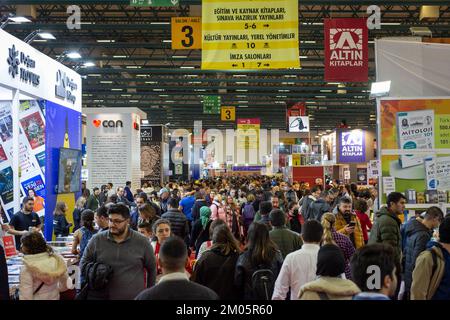 Istanbul, Türkei. 4. Dezember 2022: Nach dem Covid-19-Ausbruch in Beylikduzu, Istanbul Turkiye am 4. Dezember 2022, öffnete die Internationale Buchmesse Istanbul ihre Türen zum 39.. Mal im TUYAP Istanbul Fair and Congress Center. Organisiert von TUYAP, TUM FuarcÄ±lä±k YapÄ±m AS, in Zusammenarbeit mit der Vereinigung der türkischen Verleger, wird die Messe Buchrückgabe in die Stadt bis zum 11. Dezember fortgesetzt. (Kreditbild: © Tolga Ildun/ZUMA Press Wire) Kredit: ZUMA Press, Inc./Alamy Live News Stockfoto