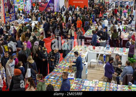 Istanbul, Türkei. 4. Dezember 2022: Nach dem Covid-19-Ausbruch in Beylikduzu, Istanbul Turkiye am 4. Dezember 2022, öffnete die Internationale Buchmesse Istanbul ihre Türen zum 39.. Mal im TUYAP Istanbul Fair and Congress Center. Organisiert von TUYAP, TUM FuarcÄ±lä±k YapÄ±m AS, in Zusammenarbeit mit der Vereinigung der türkischen Verleger, wird die Messe Buchrückgabe in die Stadt bis zum 11. Dezember fortgesetzt. (Kreditbild: © Tolga Ildun/ZUMA Press Wire) Kredit: ZUMA Press, Inc./Alamy Live News Stockfoto