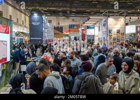 Istanbul, Türkei. 4. Dezember 2022: Nach dem Covid-19-Ausbruch in Beylikduzu, Istanbul Turkiye am 4. Dezember 2022, öffnete die Internationale Buchmesse Istanbul ihre Türen zum 39.. Mal im TUYAP Istanbul Fair and Congress Center. Organisiert von TUYAP, TUM FuarcÄ±lä±k YapÄ±m AS, in Zusammenarbeit mit der Vereinigung der türkischen Verleger, wird die Messe Buchrückgabe in die Stadt bis zum 11. Dezember fortgesetzt. (Kreditbild: © Tolga Ildun/ZUMA Press Wire) Kredit: ZUMA Press, Inc./Alamy Live News Stockfoto