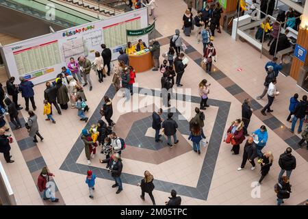 Istanbul, Türkei. 4. Dezember 2022: Nach dem Covid-19-Ausbruch in Beylikduzu, Istanbul Turkiye am 4. Dezember 2022, öffnete die Internationale Buchmesse Istanbul ihre Türen zum 39.. Mal im TUYAP Istanbul Fair and Congress Center. Organisiert von TUYAP, TUM FuarcÄ±lä±k YapÄ±m AS, in Zusammenarbeit mit der Vereinigung der türkischen Verleger, wird die Messe Buchrückgabe in die Stadt bis zum 11. Dezember fortgesetzt. (Kreditbild: © Tolga Ildun/ZUMA Press Wire) Kredit: ZUMA Press, Inc./Alamy Live News Stockfoto