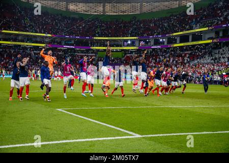 Doha, Katar. 04.. Dezember 2022. Französischer Spieler während eines Spiels gegen Polen, das für die Runde 16 der Weltmeisterschaft in Katar im Estadio Al-Thumama in Doha, Katar, gültig ist. 04. Dezember 2022 Kredit: Brazil Photo Press/Alamy Live News Stockfoto