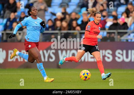 Kayleigh Green #15 von Brighton übergibt den Ball unter Druck von Khadija Shaw #21 von Manchester City während des FA Women's Super League-Spiels Manchester City Women vs Brighton & Hove Albion W.F.C. am Etihad Campus, Manchester, Großbritannien, 4.. Dezember 2022 (Foto von Conor Molloy/News Images) Stockfoto