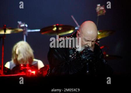 03. Dezember 2022, Toluca, Mexiko: Rob Halford Lead Sänger der britischen Band Judas Priest tritt auf der Bühne während des zweiten Tages des Hell and Heaven Metal Fest im Foro Pegaso auf. Am 03. Dezember 2022 in Toluca, Mexiko. (Foto: Carlos Santiago/Eyepix Group) Stockfoto