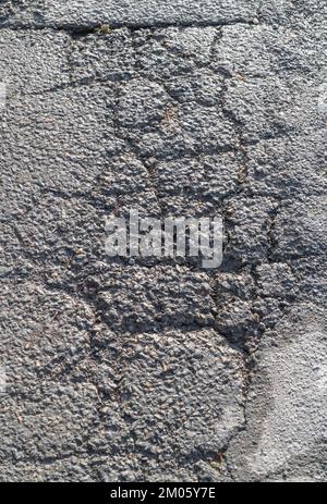 Frost/Ermüdung beschädigte Asphaltfläche mit Alligatorrissen auf einer Landstraße in Großbritannien. Für schlechte Autobahninstandhaltung, alten Asphalt, Stockfoto