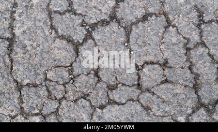 Frost/Ermüdung beschädigte Asphaltfläche mit Alligatorrissen auf einer Landstraße in Großbritannien. Für schlechte Autobahninstandhaltung, alten Asphalt, Stockfoto