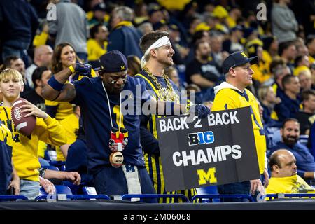 Indianapolis, Indiana, USA. 03.. Dezember 2022. Michigan-Fans während der NCAA-Football-Action zwischen den Purdue Boilermakers und den Michigan Wolverines im Lucas Oil Stadium in Indianapolis, Indiana. Michigan besiegte Purdue 43-22. John Mersits/CSM/Alamy Live News Stockfoto