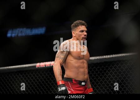 ORLANDO, FL, ORLANDO, FL, USA. 3.. Dezember 2022. ORLANDO, FL - Dezember 3: Eryk anders (L) und Kyle Daukaus (R) treten in die Achtecke für einen 3-Runden-Kampf im Amway Center für UFC Orlando - Thompson gegen Holland : Evevnt am 3. Dezember 2022 in ORLANDO, FL, USA. (Kreditbild: © Louis Grasse/PX Imagens via ZUMA Press Wire) Stockfoto