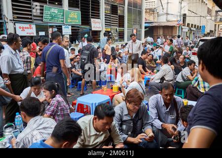 Kunden in einem Straßencafé in Yangon Myanmar Stockfoto