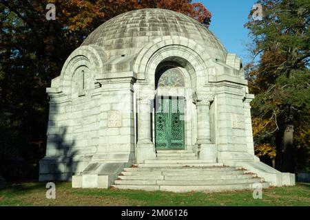 Friedhof rund um Mausoleum mit Kuppel und grünem Eisentor im Sleepy Hollow Cemetery, New York.