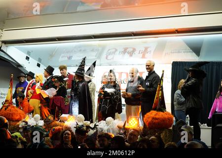 Eine Gruppe von Personen in Halloween-Kostümen, die während der Halloween-Parade und einer Aufführung in Tarrytown, New York, auf der Bühne stehen. Stockfoto