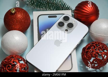 Lettland, Riga - 4. DEZEMBER 2022 : das Apple iPhone 14 Pro ist ein tolles Geschenk für alle dieses Weihnachtsfest. Selektive Fokussierung Stockfoto