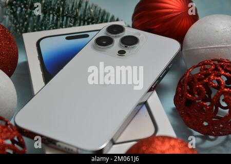 Lettland, Riga - 4. DEZEMBER 2022 : das Apple iPhone 14 Pro ist ein tolles Geschenk für alle dieses Weihnachtsfest. Selektive Fokussierung Stockfoto